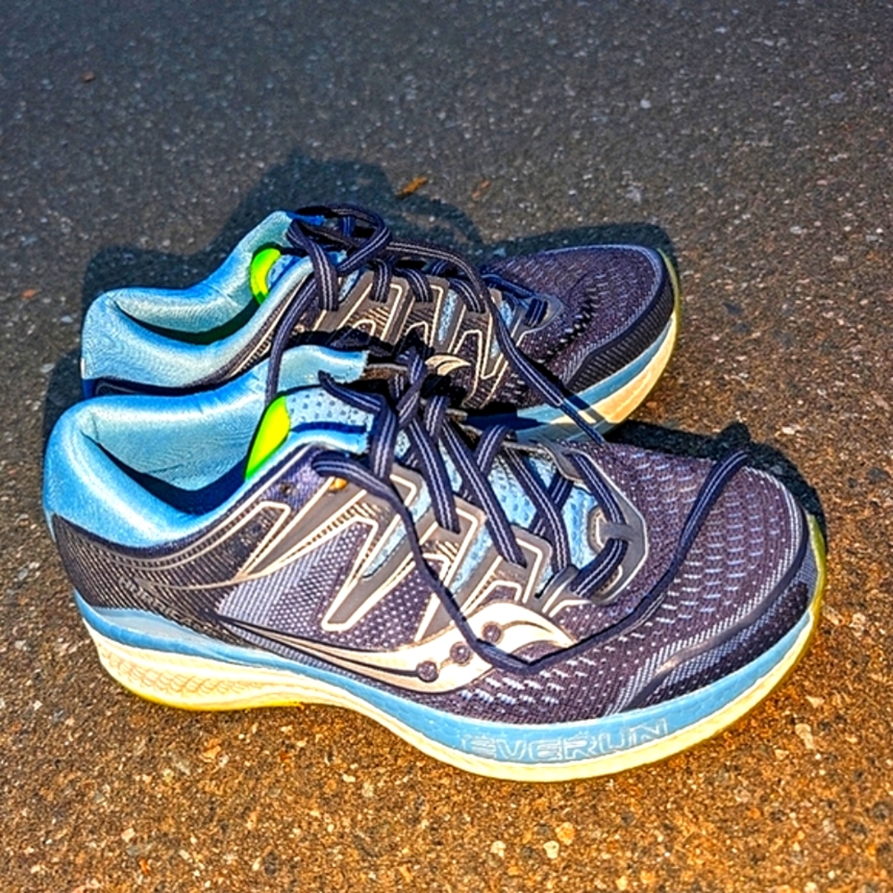 SAUCONY WOMENS HURRICANE ISO 5 RUNNING (Used)